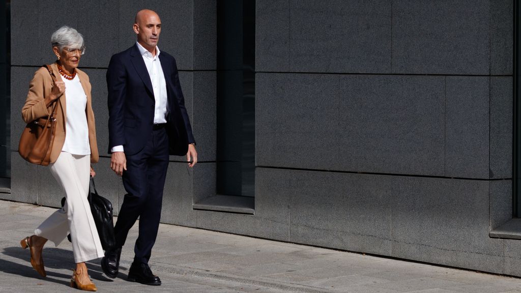 Luis Rubiales llegando al tribunal andando junto a su abogada, la letrada Olga Tubau