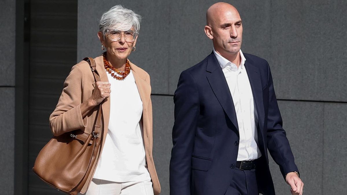 Olga Tubau junto a Luis Rubiales este viernes a la entrada de la Audiencia Nacional  cuando llegaba a declarar como investigado por presunta agresión sexual y coacciones a Jenni Hermoso.
