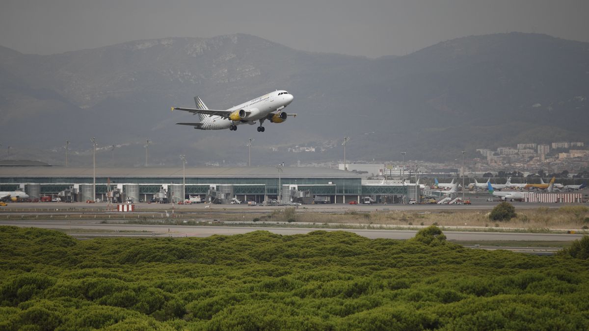 Un avión sale del aeropuerto de El Prat