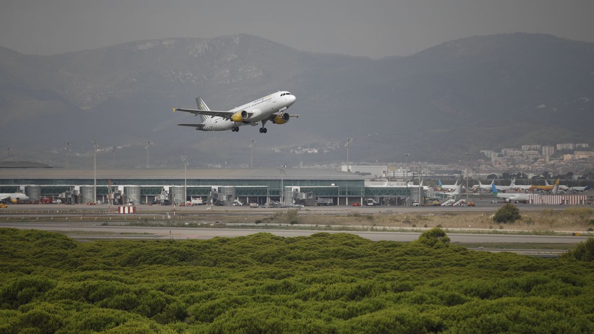 Un avión sale del aeropuerto de El Prat Un avión sale del aeropuerto de El Prat