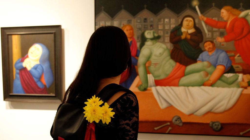 Una mujer contempla una 'Piedad' en el inconfundible estilo de Botero, en el Museo de Antioquia, Medellín, el año pasado.