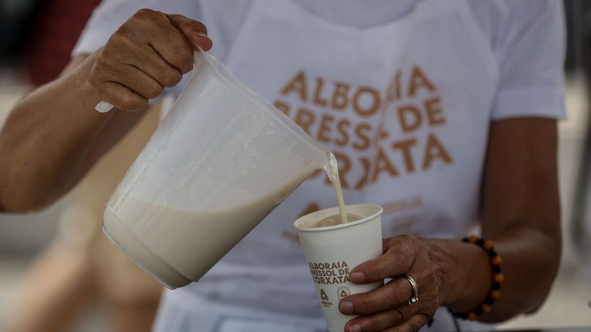 Una mujer sirve horchata en Alboraya Una mujer sirve horchata en Alboraya