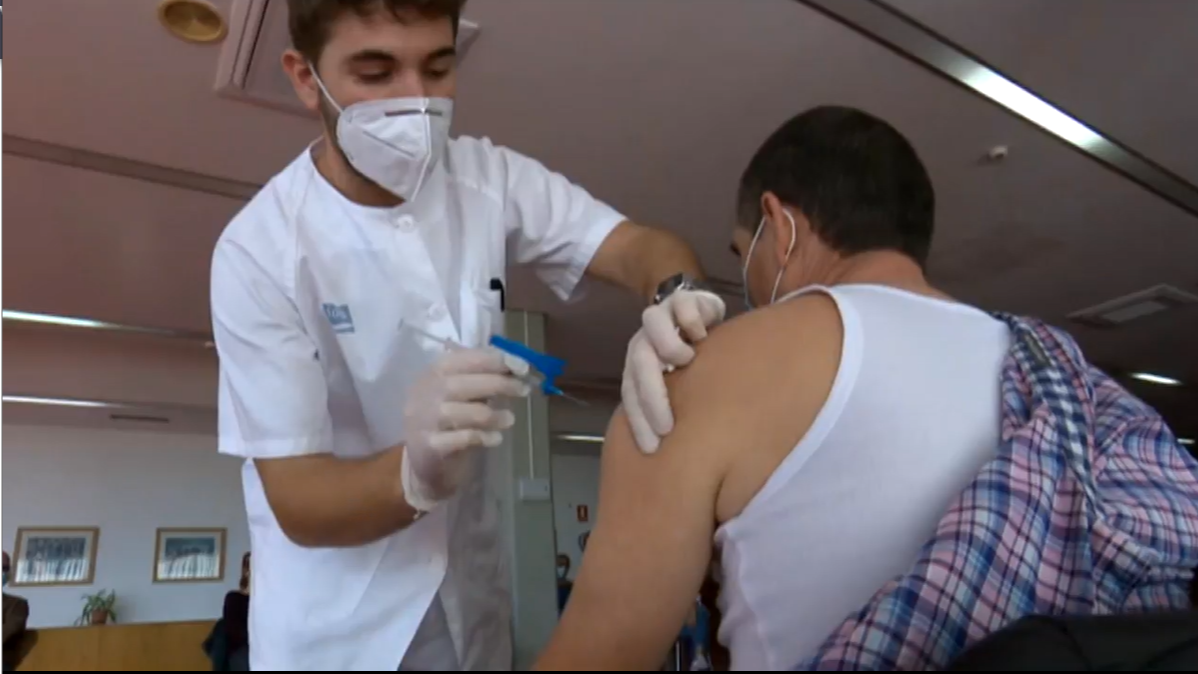 El aumento de casos de covid obliga a adelantar el calendario de vacunación en muchas comunidades