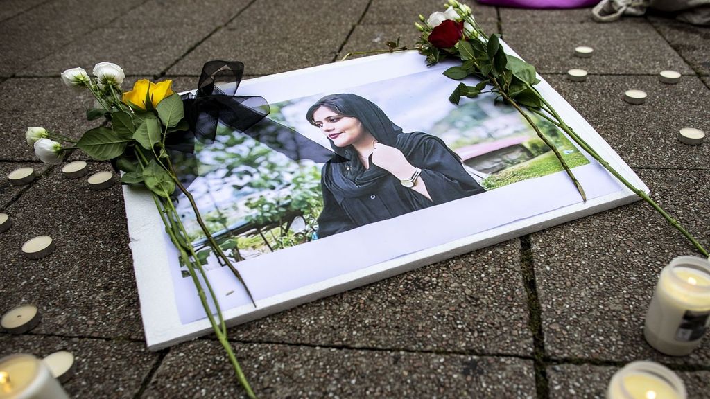 Fotografía de Mahsa Amini, muerta en Irán tras ser detenida por llevar mal el velo, durante una protesta en Alemania