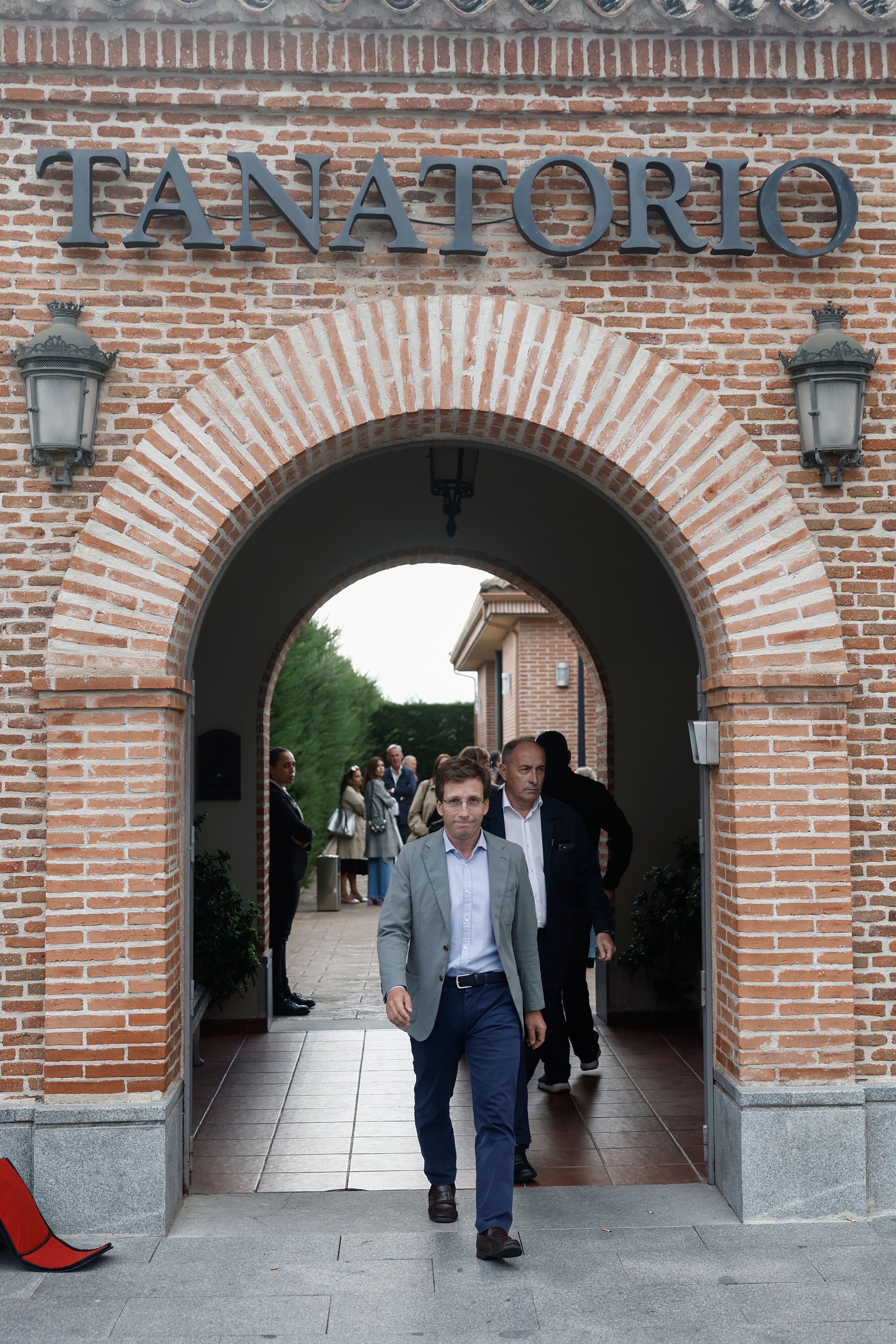 Amigos y compañeros de profesión dan el último adiós a Pepe Domingo Castaño en el Tanatorio de Pozuelo
