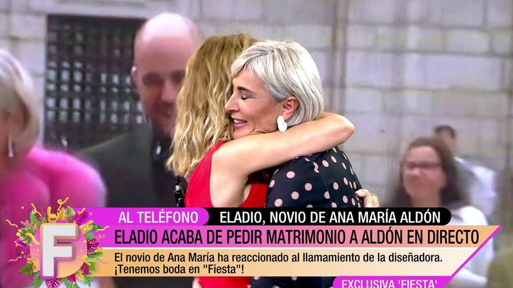 Emma García abraza a Ana María Aldón