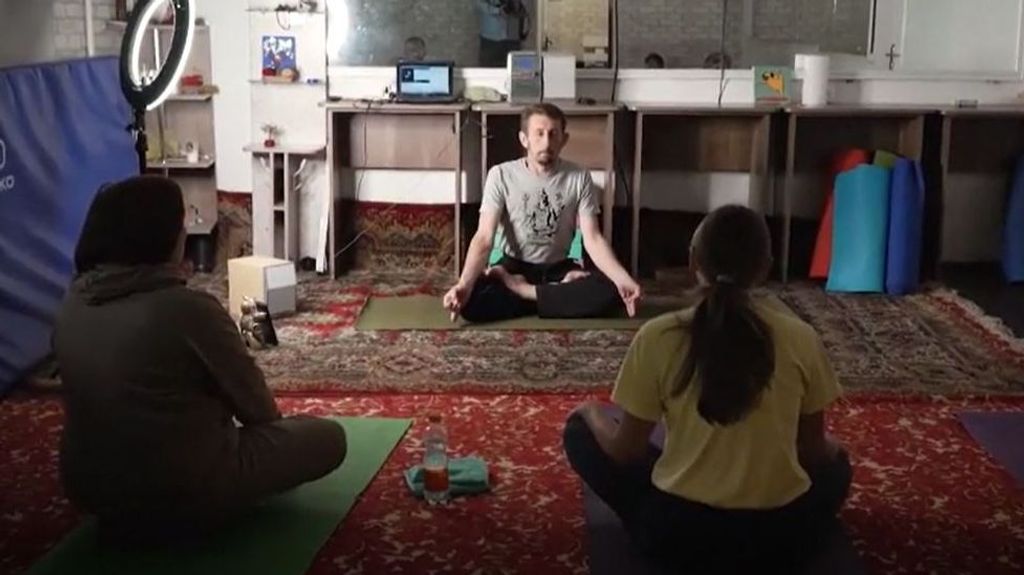 Imparten clases de yoga en la ciudad ucraniana de Kramatorsk para frenar el estrés de la guerra