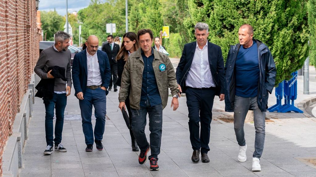 Ponseti y Manu Carreño, entre otros, llegan al tanatorio.