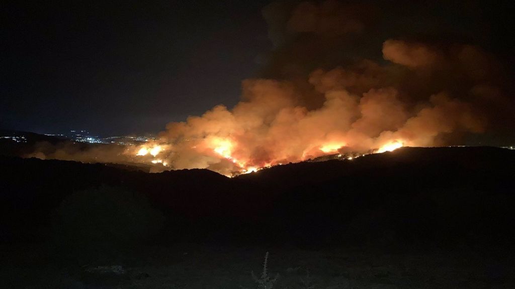 Un incendio forestal obliga a desalojar varios cortijos y confinar una urbanización en Algeciras