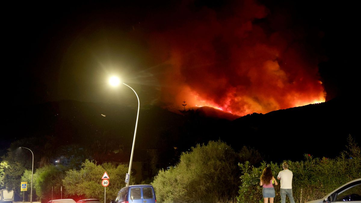 Varios cortijos evacuados y una urbanización confinada por un incendio en Algeciras, Cádiz