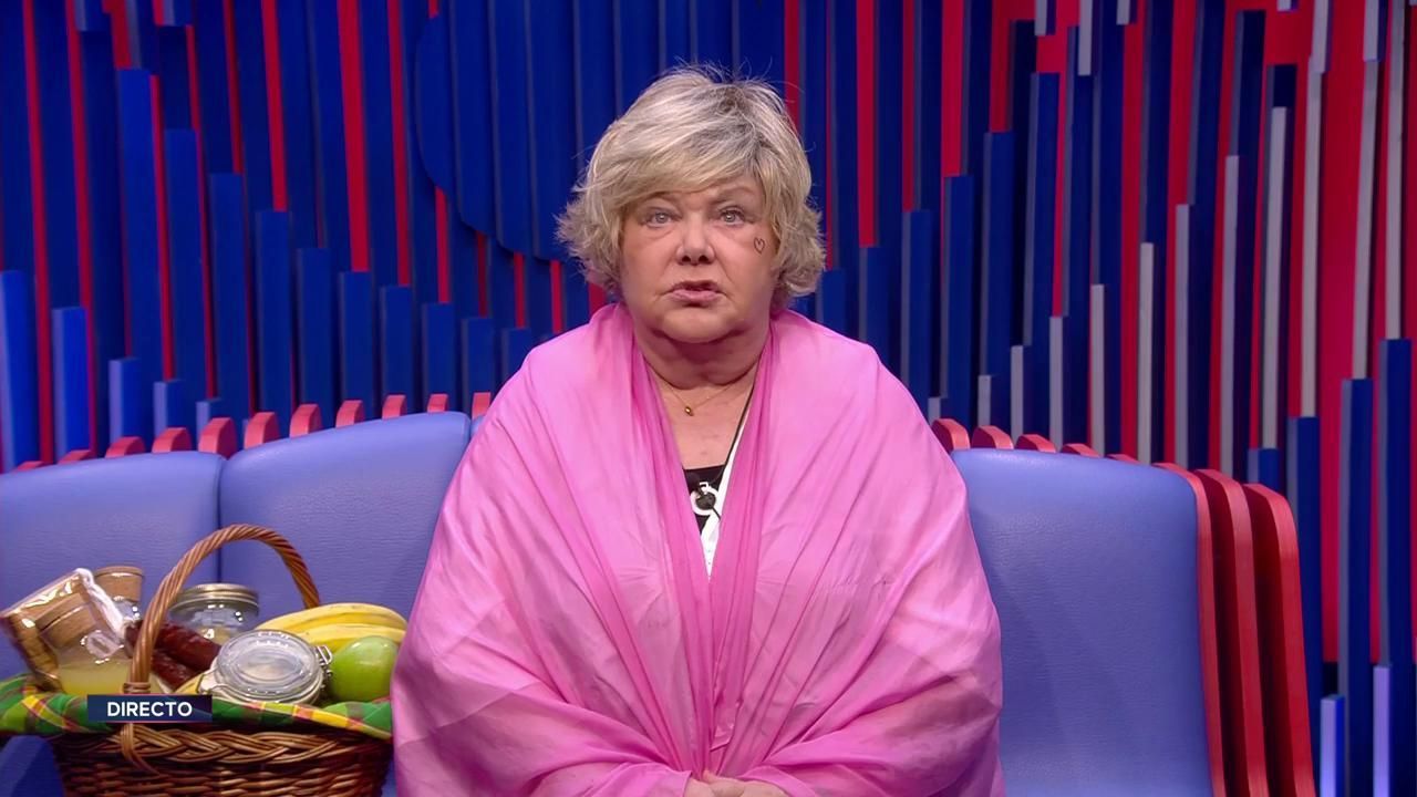 Karina, escuchando la propuesta del Súper.