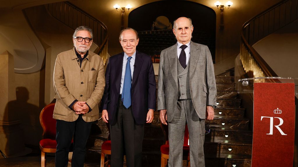 El presidente del Teatro Real Gregorio Marañón (c) junto a Juan Antonio Pérez Simón (d), del consejo internacional del Teatro, y el artista Jaume Plensa (i).