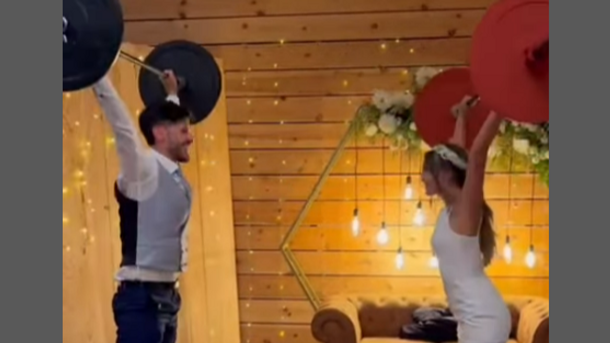 La boda viral de una pareja deportista en Ourense, con sesión de crossfit en la ceremonia