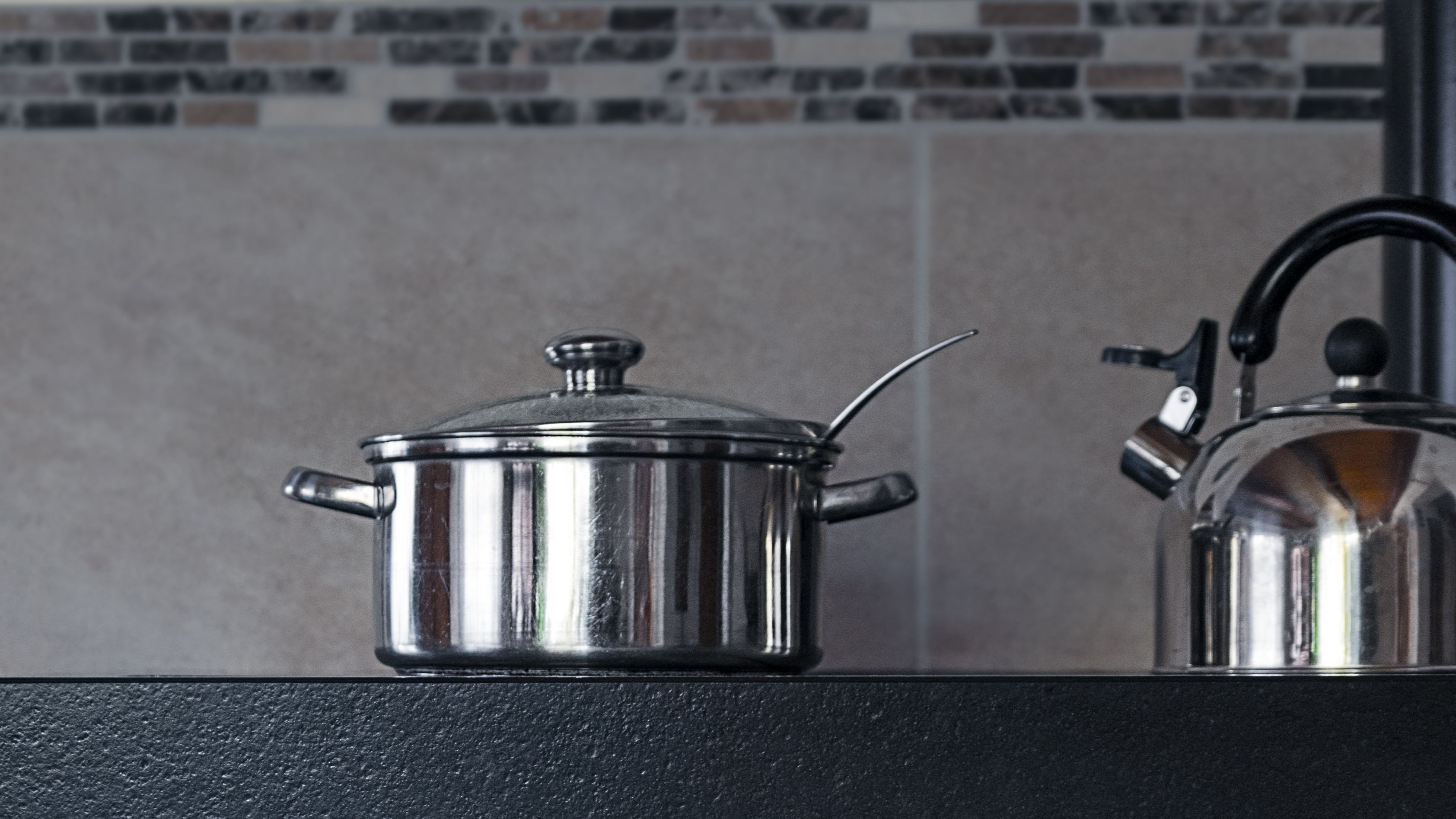 Limpia el fondo de la olla con vinagre. FUENTE: Pexels
