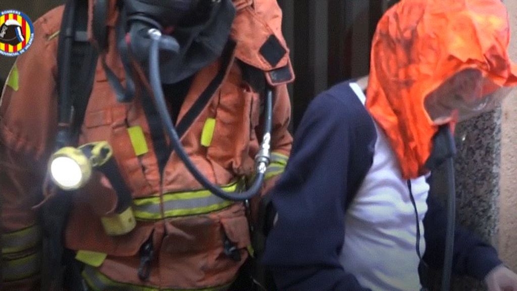 Los afectados del incendio de Alfafar salen con mascarillas de oxígeno