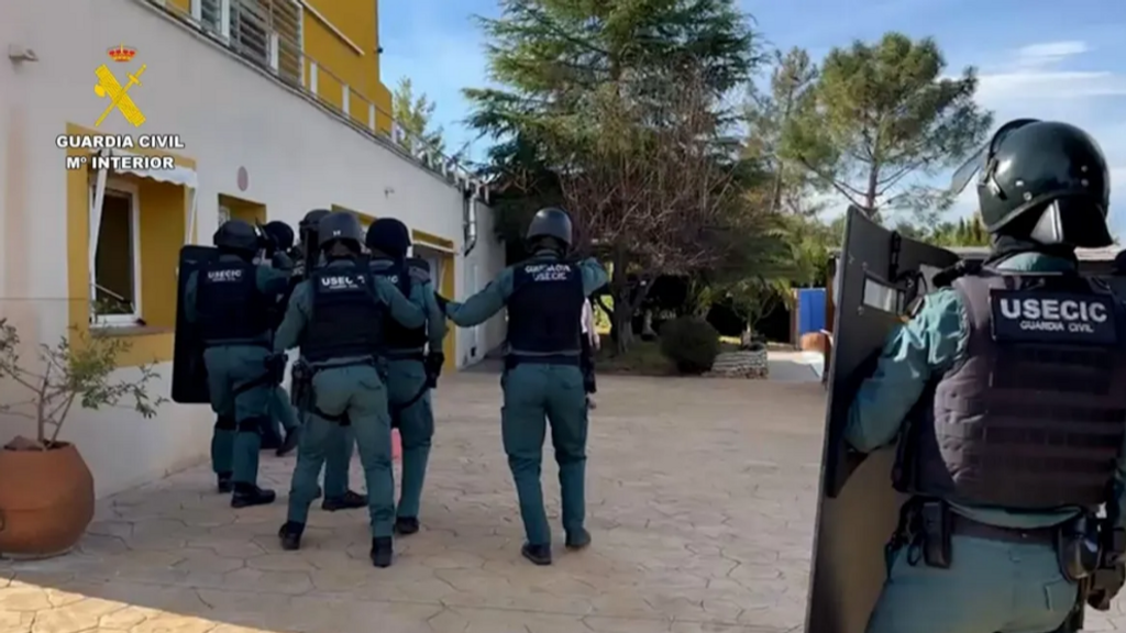 Los agentes en el momento de la entrada en el chalet situado en Pobla Tornesa (Castellón)