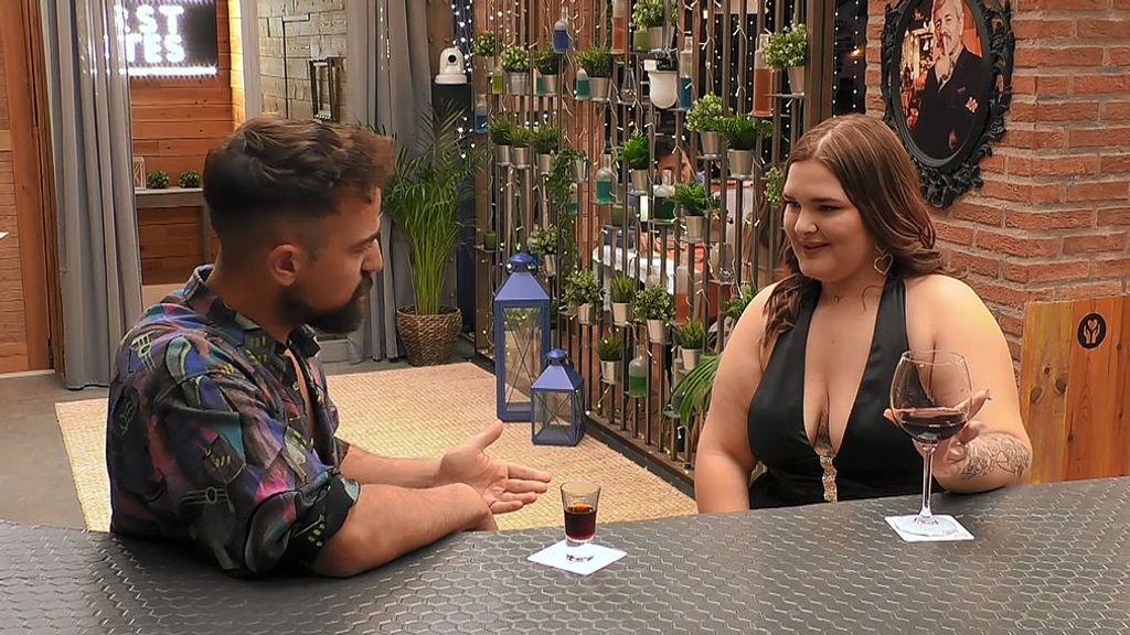 Nasir e Indhira durante su cita en 'First Dates'