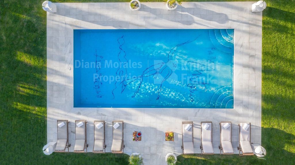 Piscina de El Martinete, con la serigrafía de Picaso
