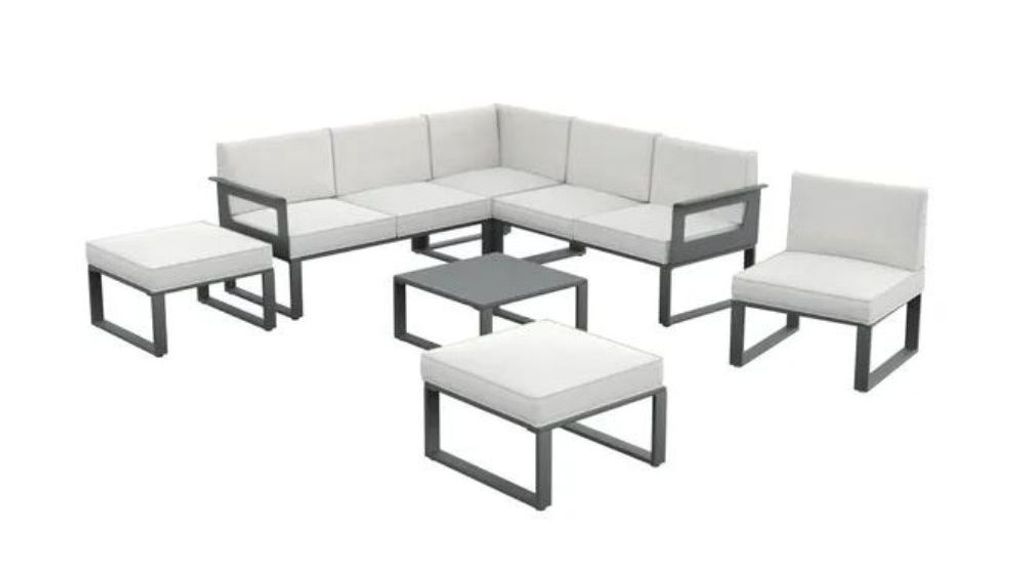 Set para 4 personas con sofás, pufs y mesa baja