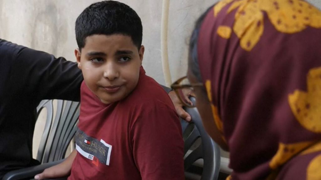 Yousif, de 11 años, ya no siente "nada": sobrevivió a las inundaciones en Libia, pero vio morir a su familia