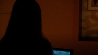 El video porno online más visto recrea una violación grupal y tu hijo