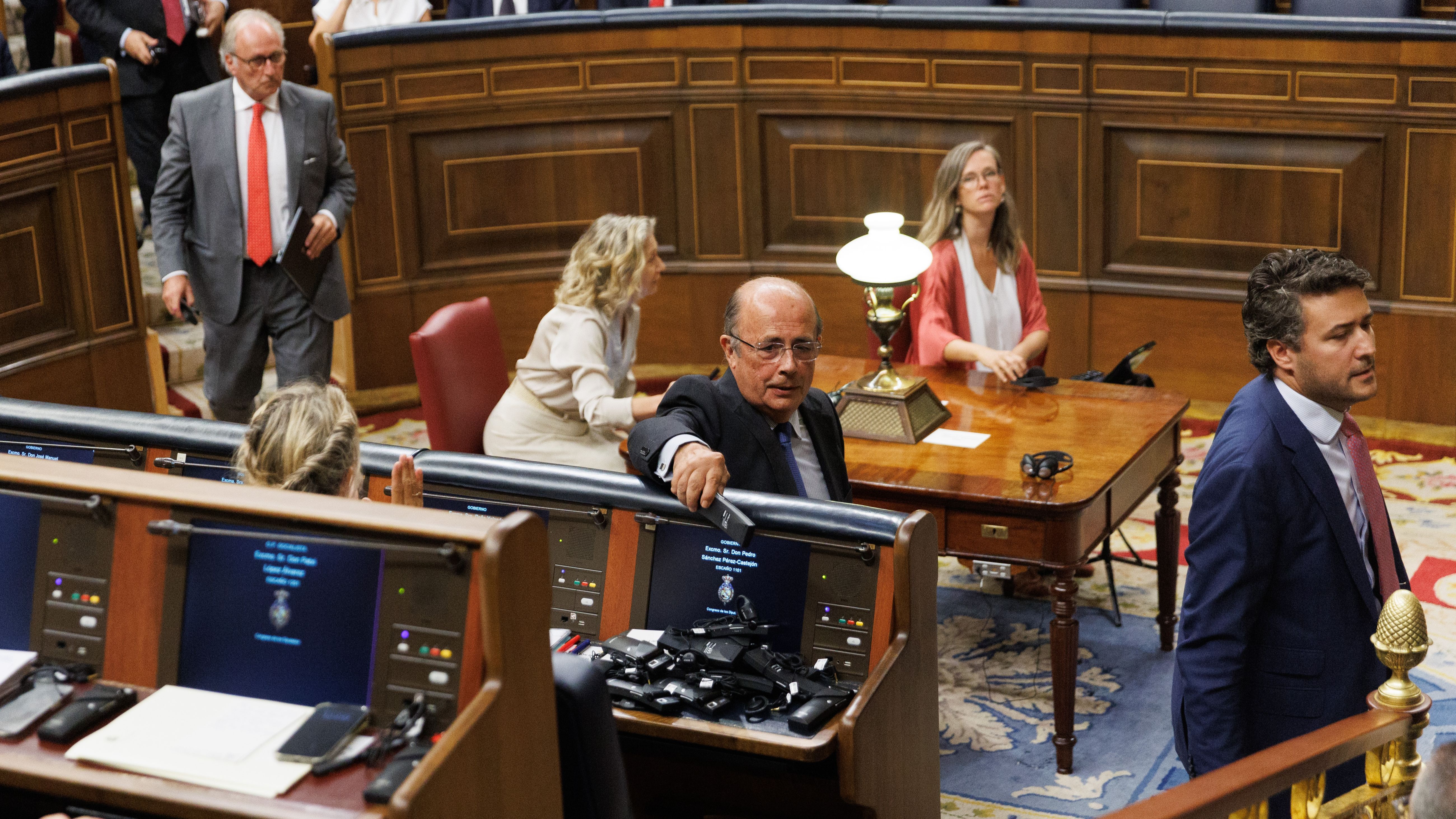 Diputados de Vox dejando sus pinganillos en el escaño de Sánchez
