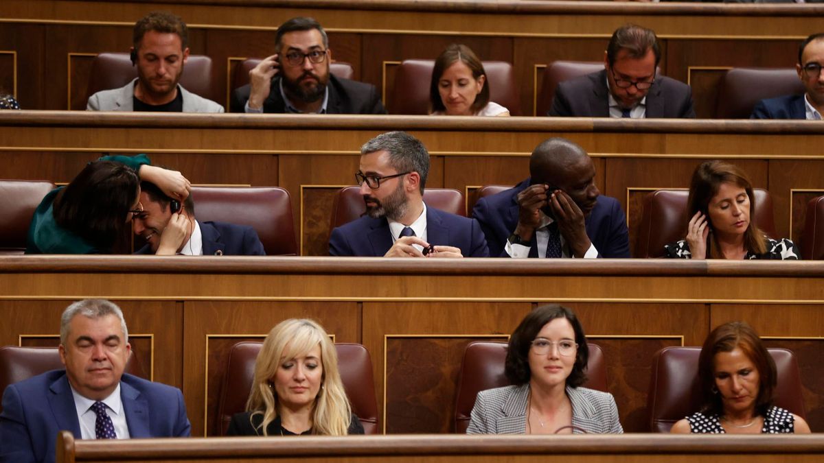Diputados del PSOE poniéndose pinganillos en el pleno