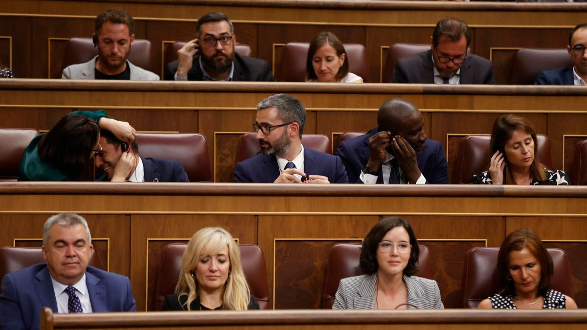 Diputados del PSOE poniéndose pinganillos en el pleno Diputados del PSOE poniéndose pinganillos en el pleno