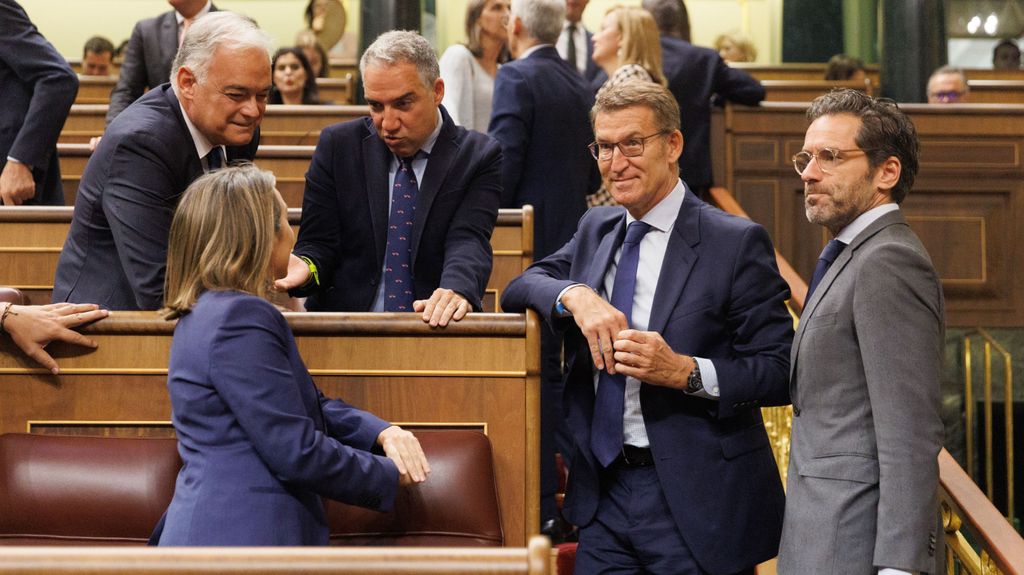 Feijóo charla con su portavoz, Borja Sémper, y su secretaria general, Cuca Gamarra, en el pleno de las lenguas