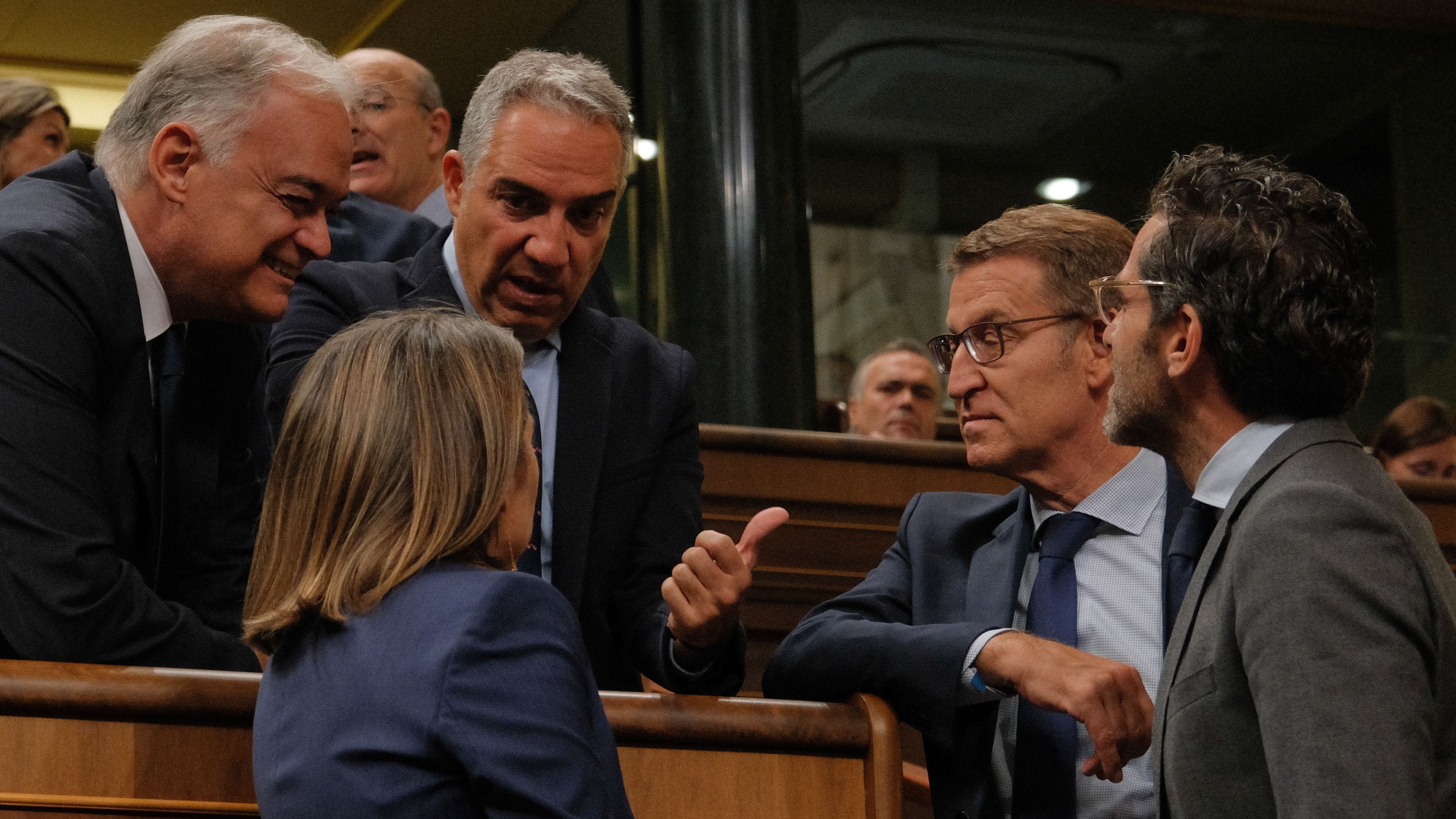 Feijóo y varios diputados del PP charlan en el hemiciclo