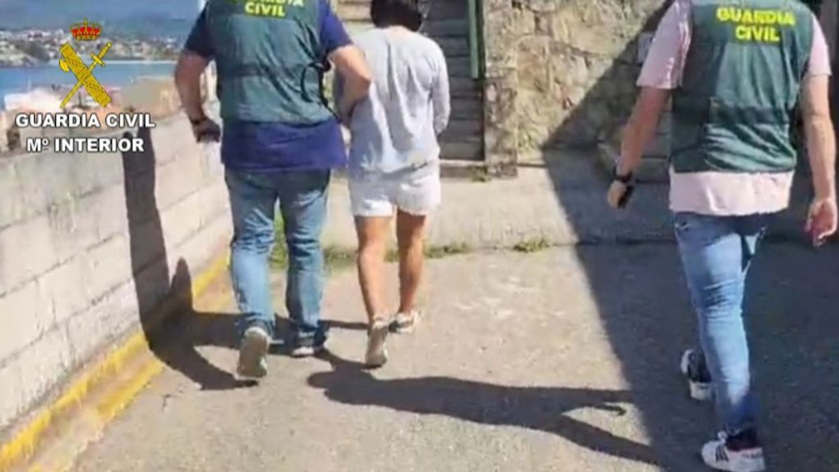 La cuidadora con agentes de la Guardia Civil. La cuidadora con agentes de la Guardia Civil.