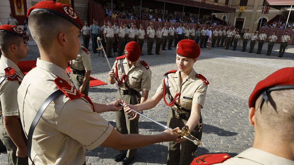 La Princesa Leonor recibe el sable que la acredita como dama cadete en un acto en la Academia General Militar