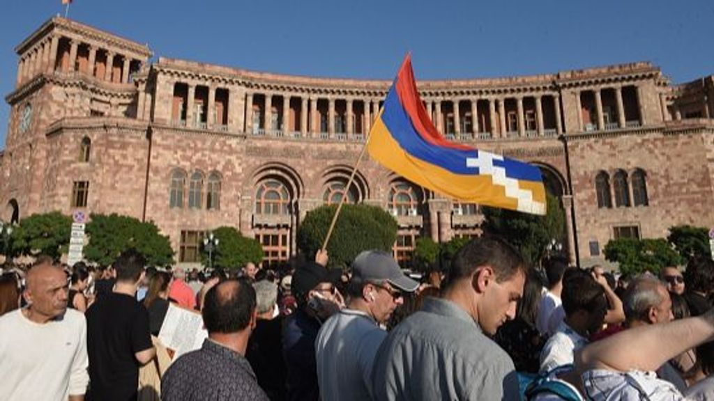 Los armenios protestan para instar al gobierno a responder a la operación militar azerbaiyana lanzada contra la región separatista de Nagorno-Karabaj frente al edificio del gobierno en el centro de Ereván el 19 de septiembre de 2023.