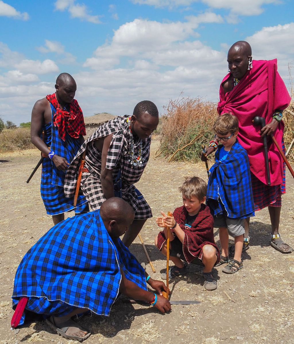 Los niños con una tribu en África