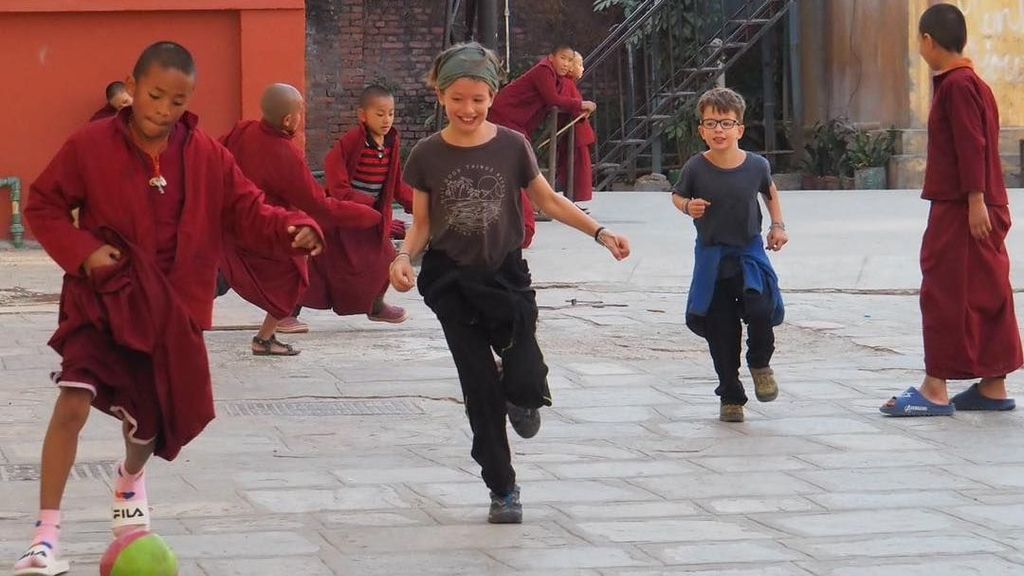 Los niños jugando con monjes en Katmandú