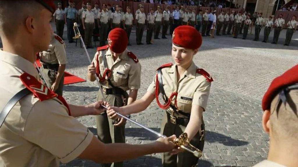 Nuevas imágenes de Leonor en la academia militar: la princesa de Asturias ya tiene el sable