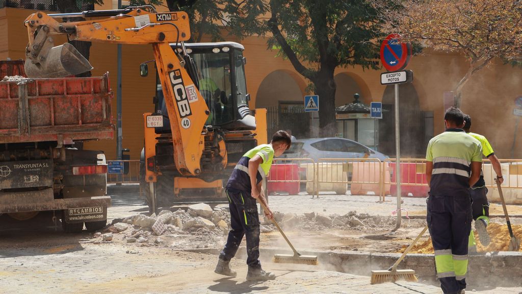 Trabajadores de la construcción en una obra en el centro de Sevilla, a 2 de septiembre de 2023