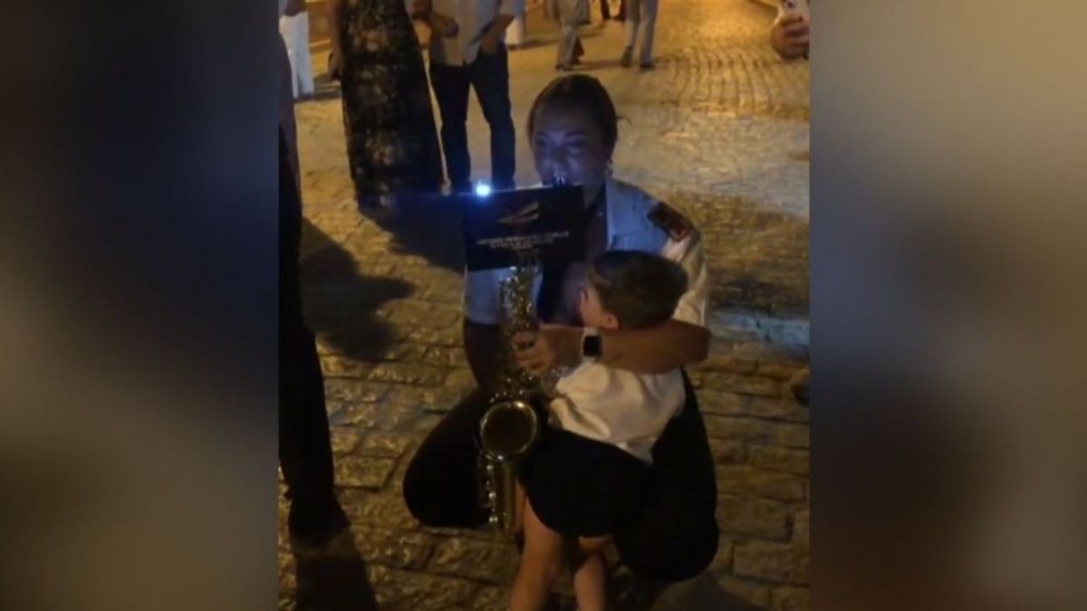 ¿Quién es la madre que amamanta a su hijo mientras toca el saxofón en  Sevilla? - NIUS