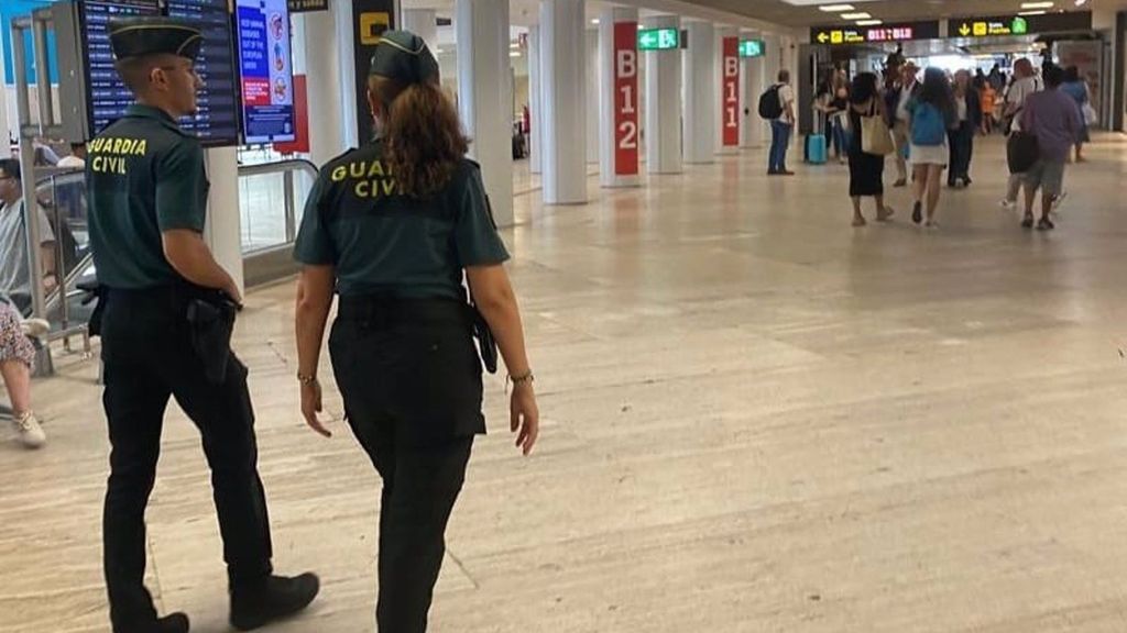 Dos agentes de la Guardia Civil en el aeropuerto de Sevilla