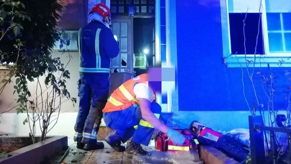 Efectivos del GES de Muros y del 061 en la vivienda.