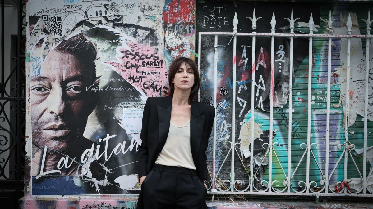 Honrarás a tu padre y a tu madre. La extraordinaria Charlotte Gainsbourg posa frente a la fachada de casa.