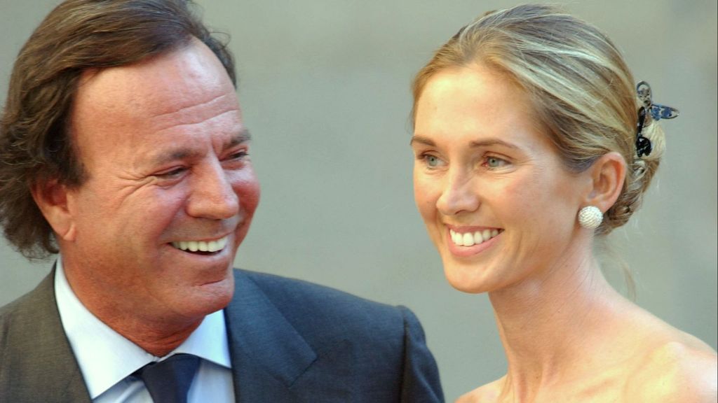 Julio Iglesias y Miranda Rijnsburger, en la boda de la hija de Aznar (2002)
