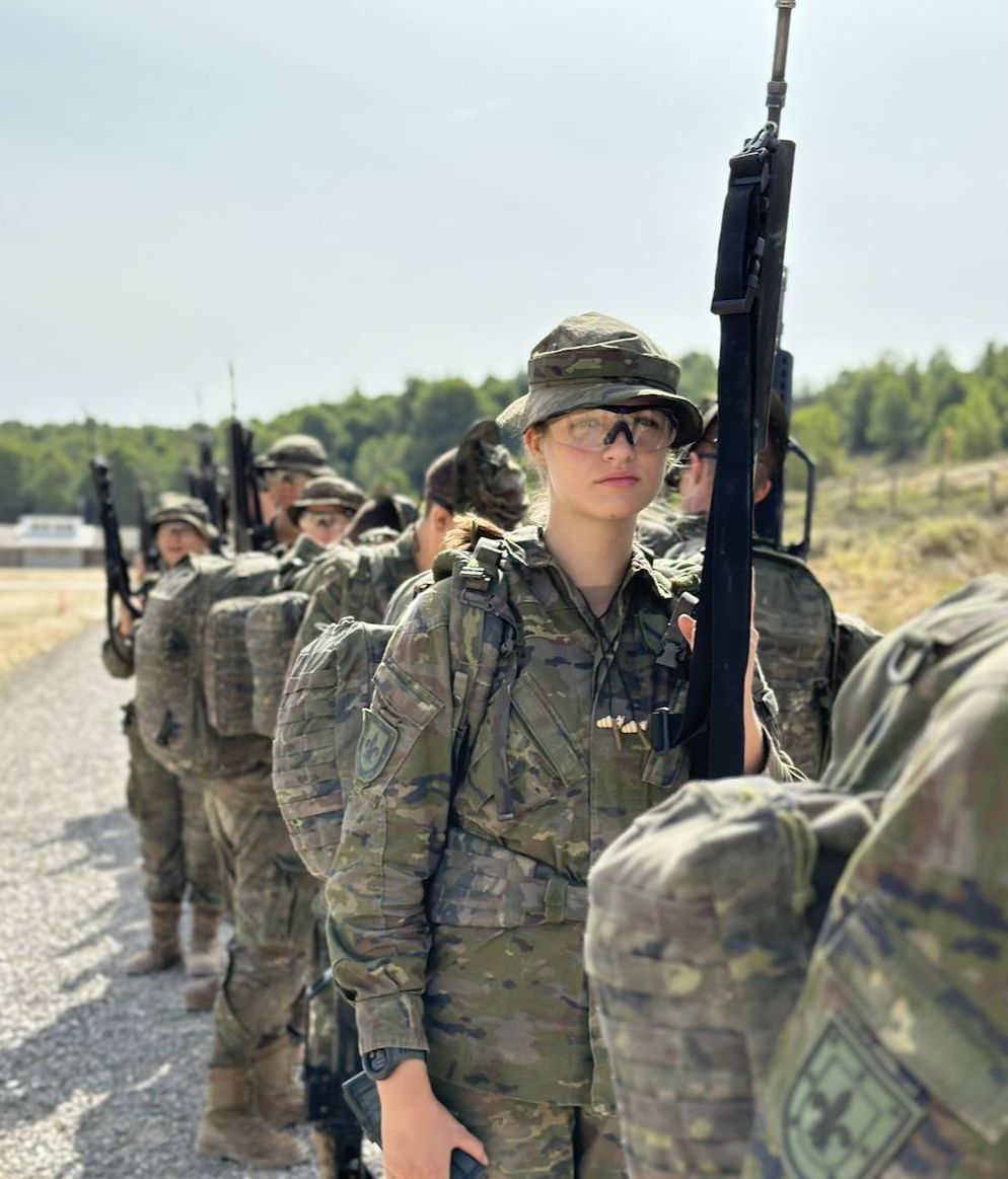 Leonor caminata con armas
