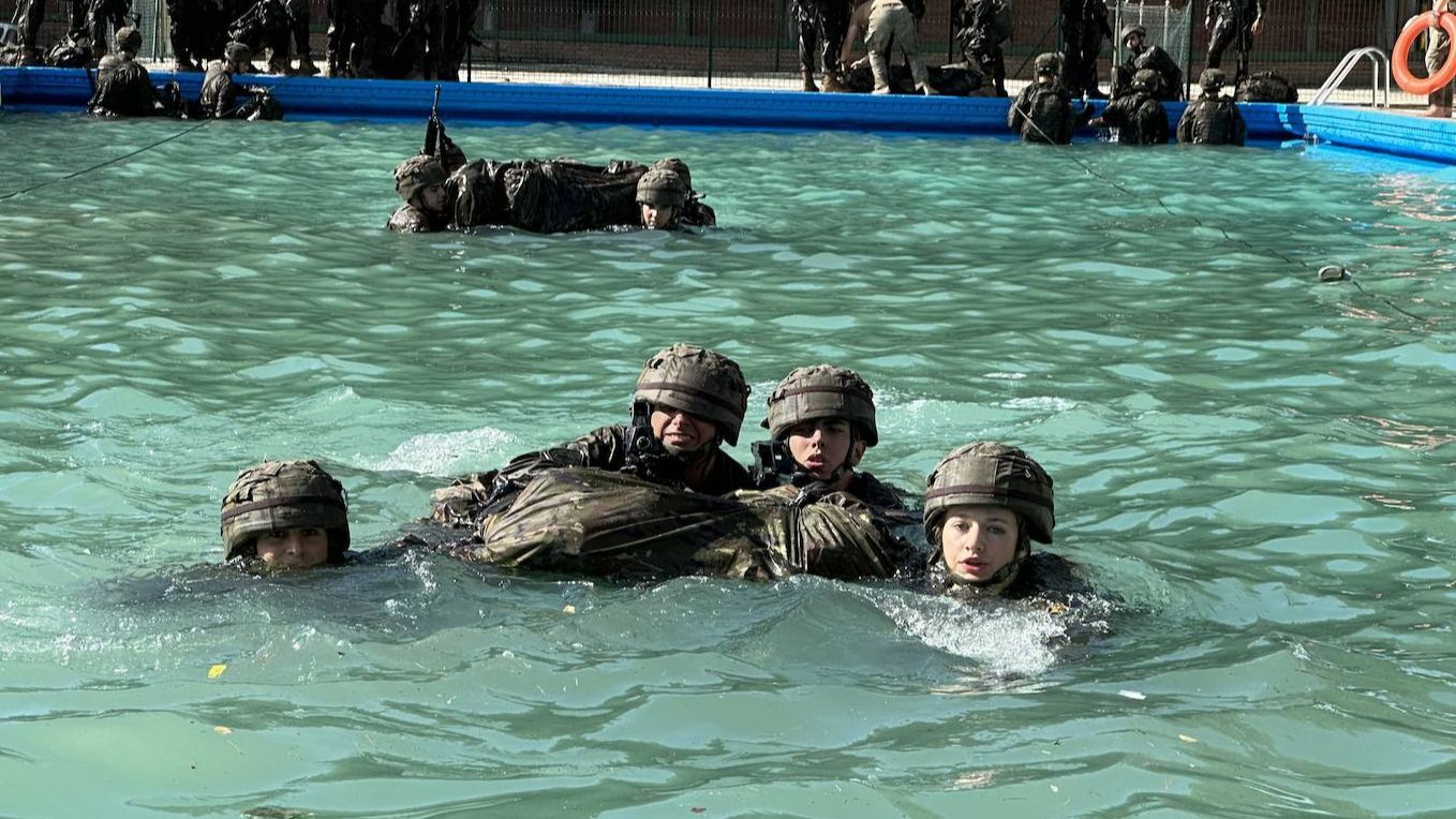 Leonor en una prueba en piscina