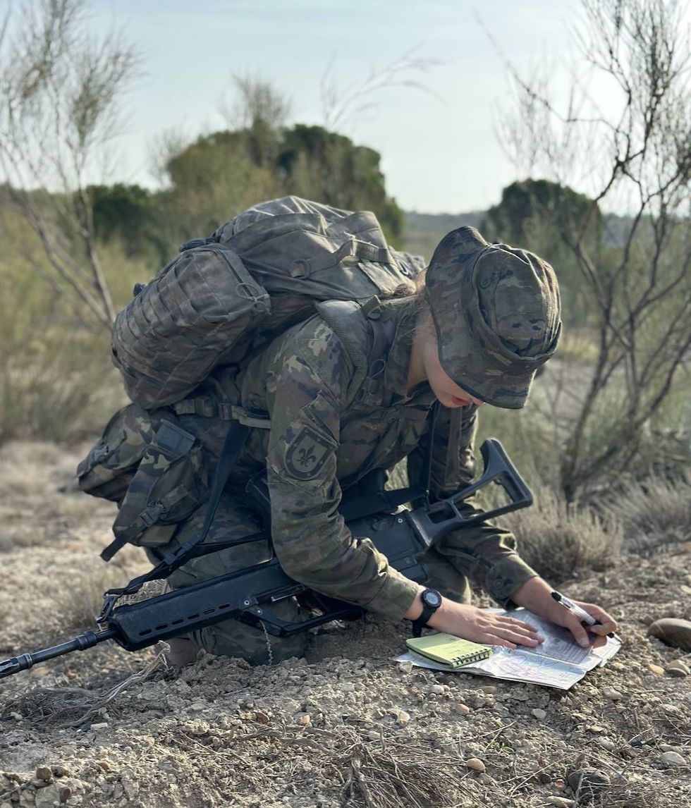 Leonor orientándose en medio del campo
