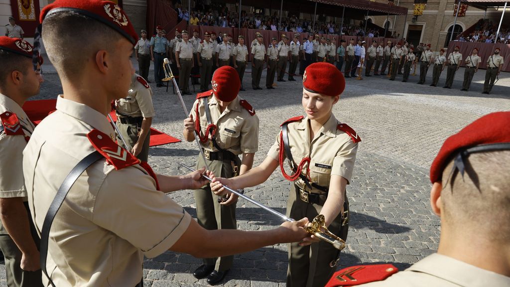 La princesa Leonor recibe el sable que la acredita simbólicamente como dama cadete