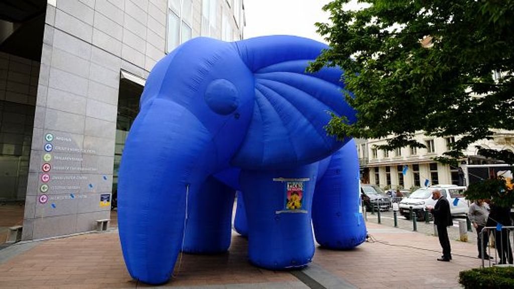 Los miembros del Parlamento Europeo del partido Alianza Libre Europea de los Verdes (Verdes/ALE) realizan una acción fotográfica con un elefante inflable gigante para pedir un impuesto sobre el patrimonio frente al Parlamento Europeo.