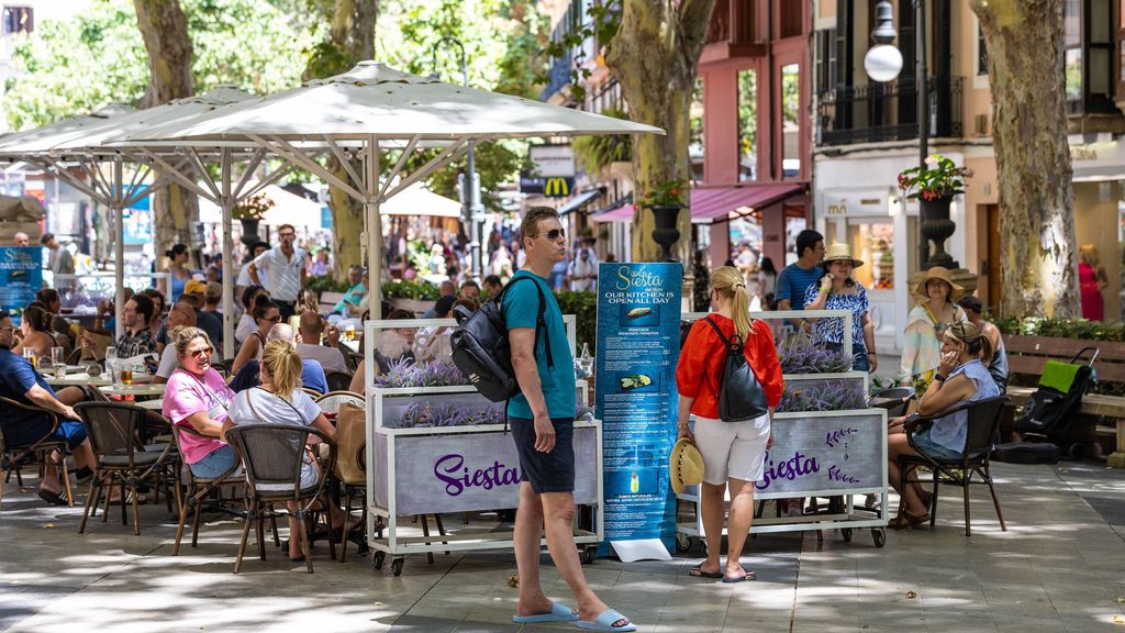 Turistas en terrazas en Palma de Mallorca, a 15 de julio de 2023