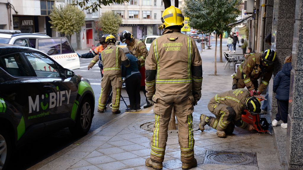Imagen de archivo de los bomberos de Ourense tras el desplome de un muro.