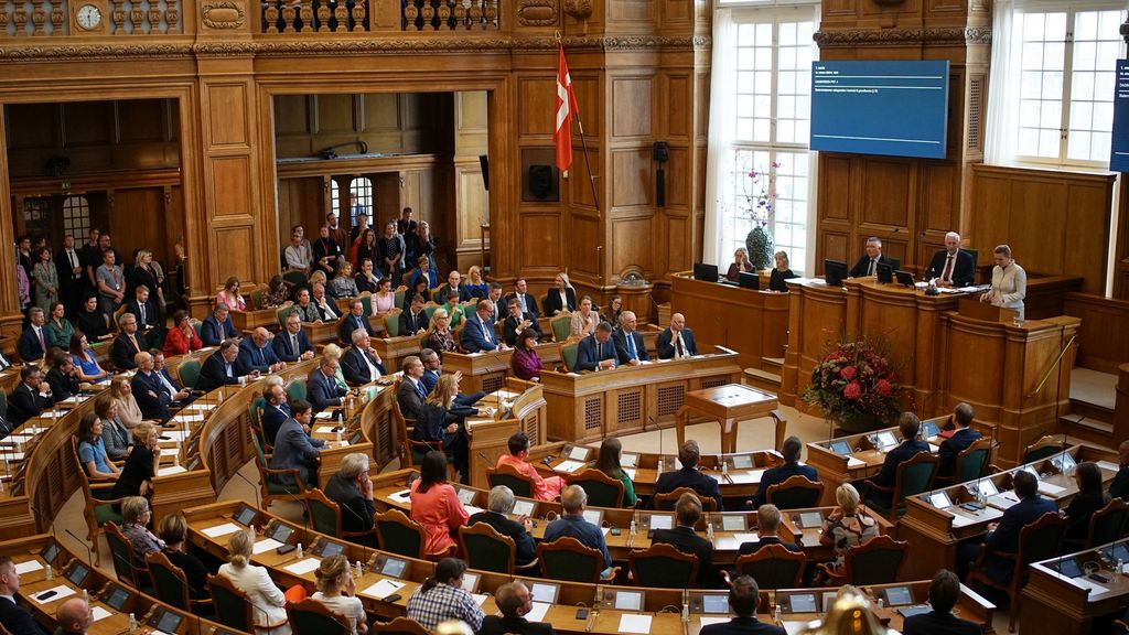 La primera ministra de Dinamarca, Mette Frederisken, pronuncia un discurso ante el Parlamento